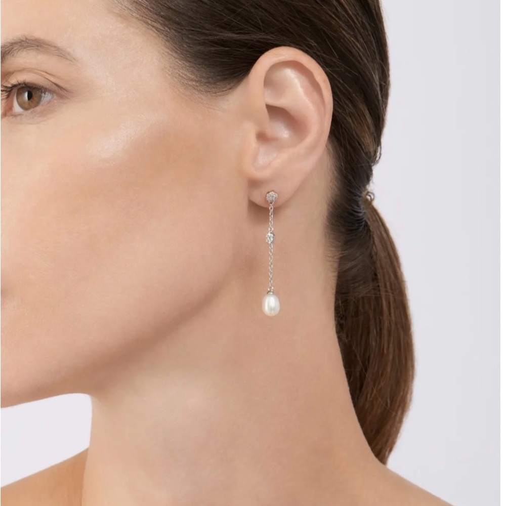 Swarovski Crystal Accented. White Rhodium Plated
Freshwater Pearl Drop Earring